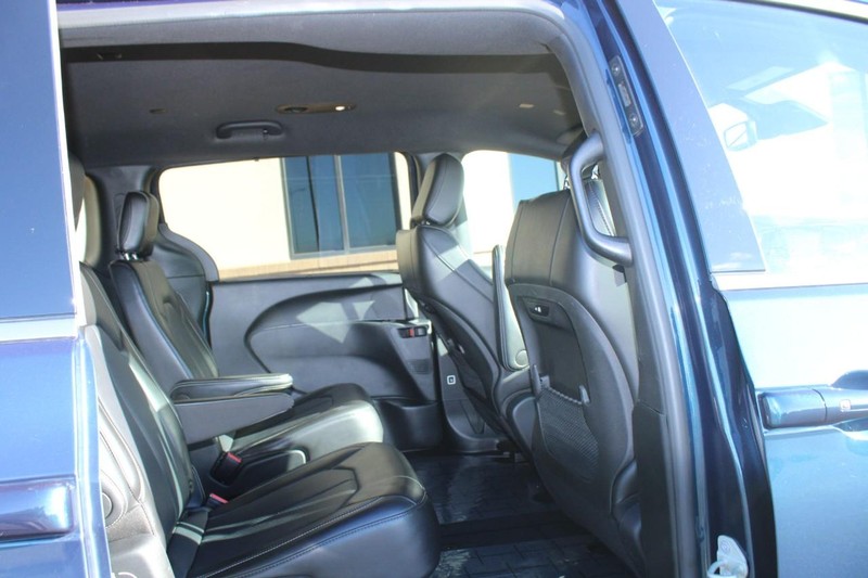 Chrysler Pacifica Vehicle Full-screen Gallery Image 09