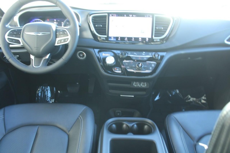 Chrysler Pacifica Vehicle Full-screen Gallery Image 10