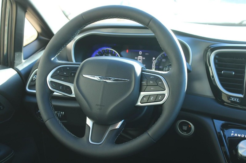 Chrysler Pacifica Vehicle Full-screen Gallery Image 11