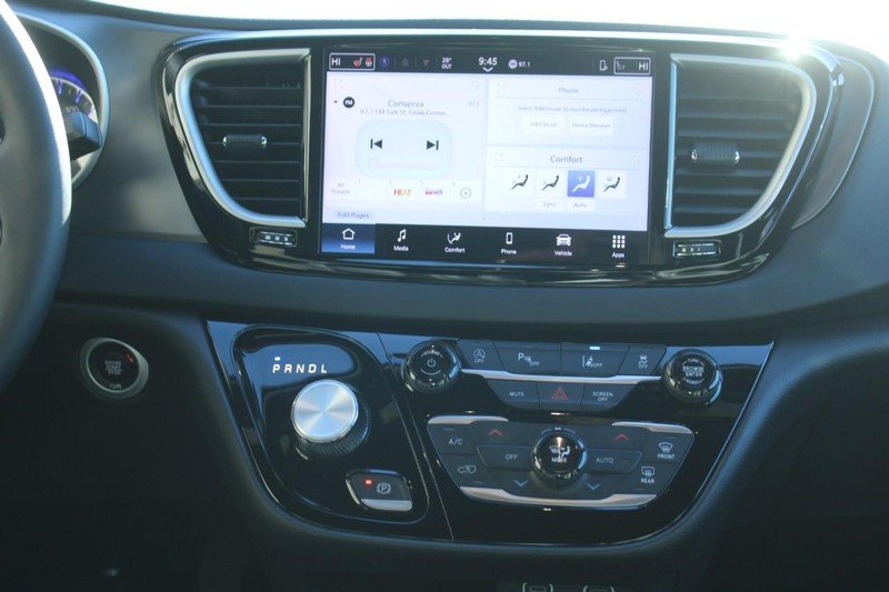 Chrysler Pacifica Vehicle Full-screen Gallery Image 12