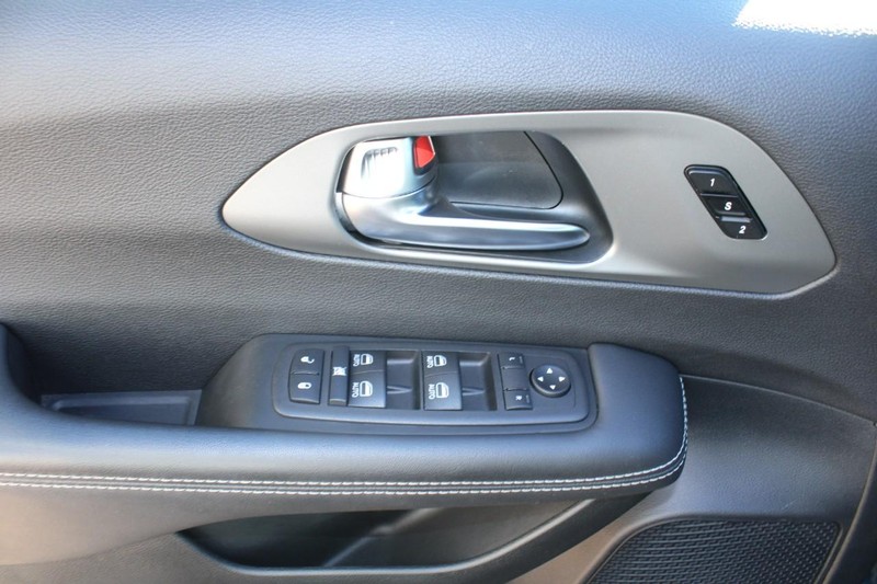 Chrysler Pacifica Vehicle Full-screen Gallery Image 14