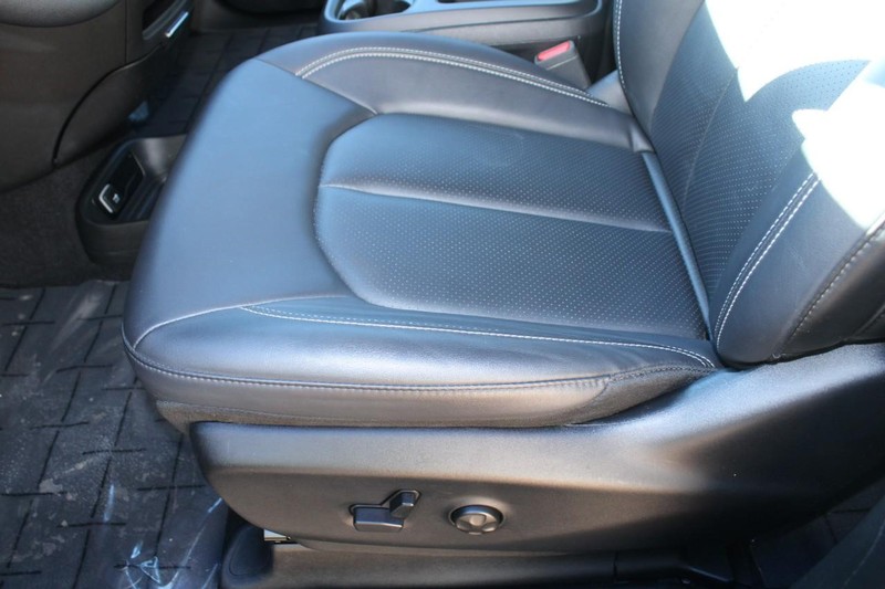 Chrysler Pacifica Vehicle Full-screen Gallery Image 15