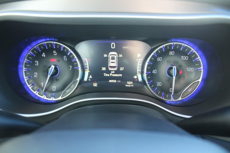 Chrysler Pacifica Vehicle Full-screen Gallery Image 17