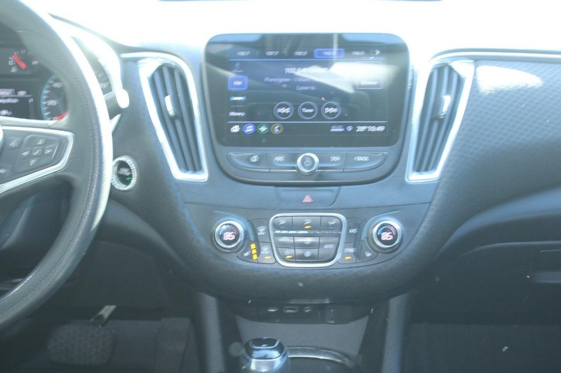 Chevrolet Malibu Vehicle Full-screen Gallery Image 12