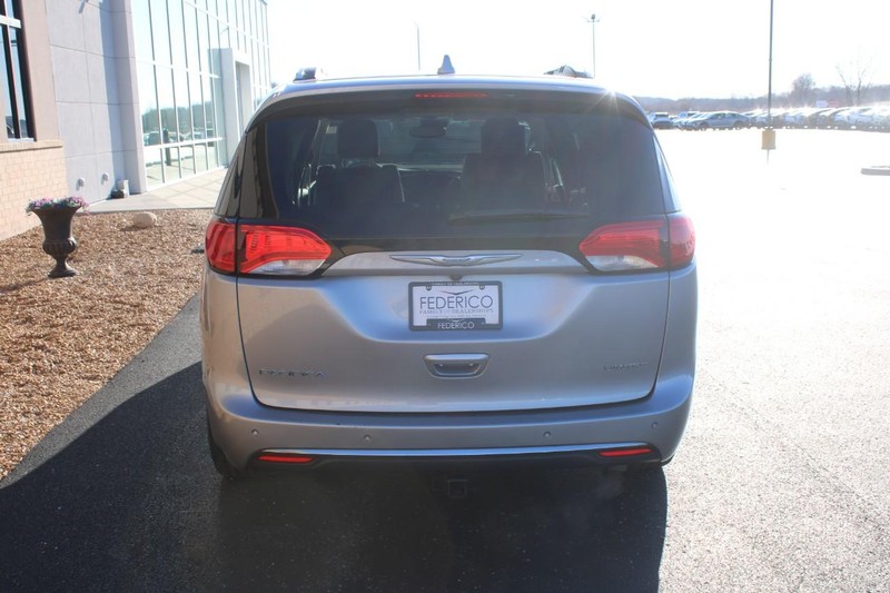 Chrysler Pacifica Vehicle Full-screen Gallery Image 04