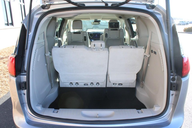 Chrysler Pacifica Vehicle Full-screen Gallery Image 06