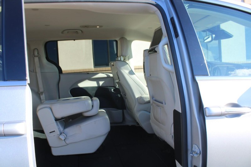 Chrysler Pacifica Vehicle Full-screen Gallery Image 09