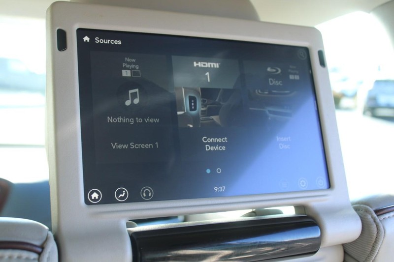 Chrysler Pacifica Vehicle Full-screen Gallery Image 10