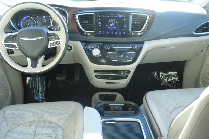 Chrysler Pacifica Vehicle Full-screen Gallery Image 11