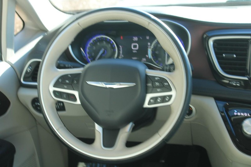 Chrysler Pacifica Vehicle Full-screen Gallery Image 12