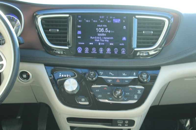 Chrysler Pacifica Vehicle Full-screen Gallery Image 13