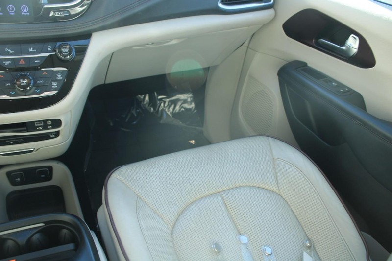 Chrysler Pacifica Vehicle Full-screen Gallery Image 14