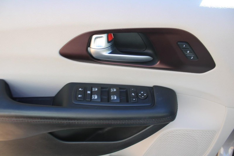 Chrysler Pacifica Vehicle Full-screen Gallery Image 15
