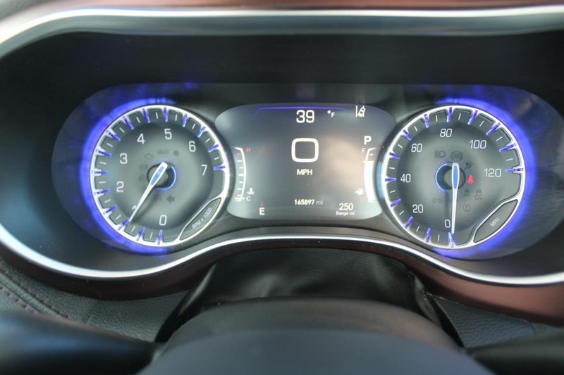 Chrysler Pacifica Vehicle Full-screen Gallery Image 18