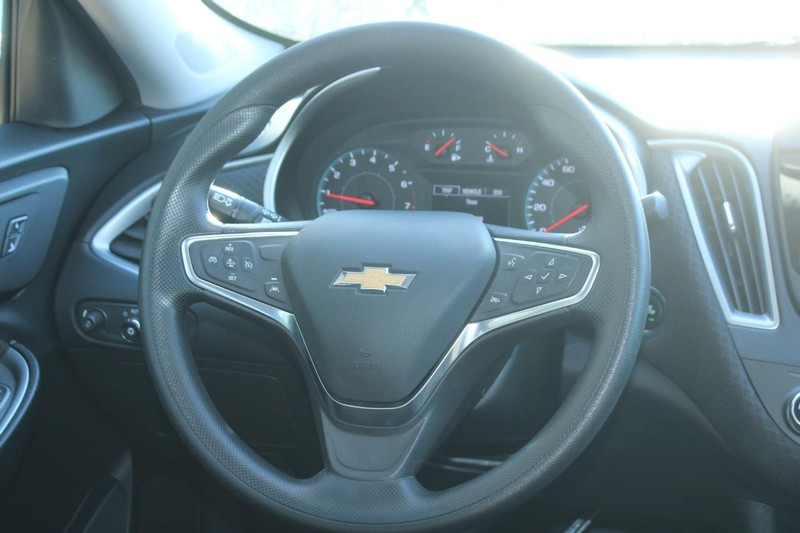 Chevrolet Malibu Vehicle Full-screen Gallery Image 11
