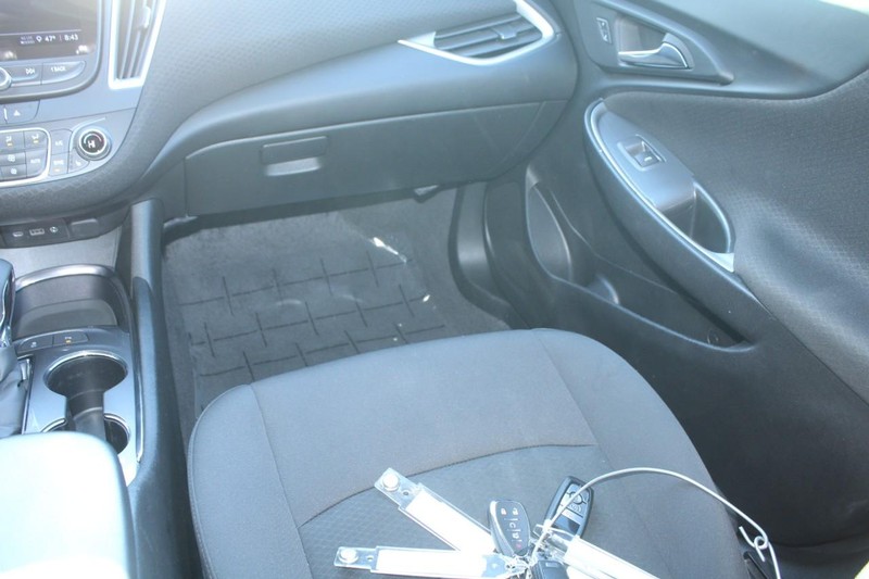 Chevrolet Malibu Vehicle Full-screen Gallery Image 13