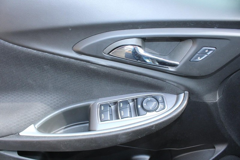 Chevrolet Malibu Vehicle Full-screen Gallery Image 14