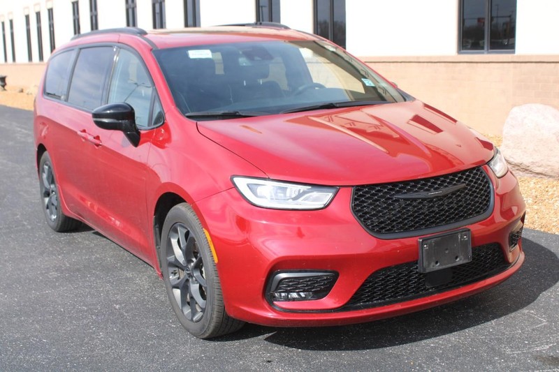 Chrysler Pacifica Vehicle Full-screen Gallery Image 02