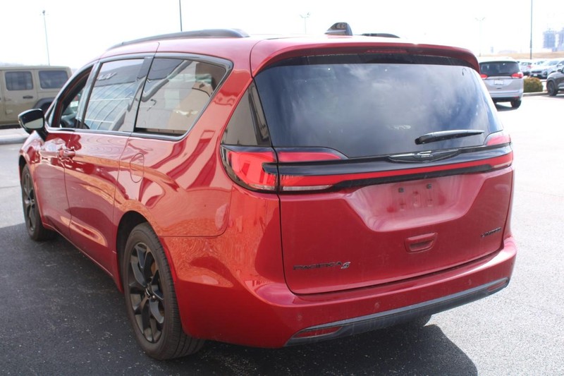 Chrysler Pacifica Vehicle Full-screen Gallery Image 05