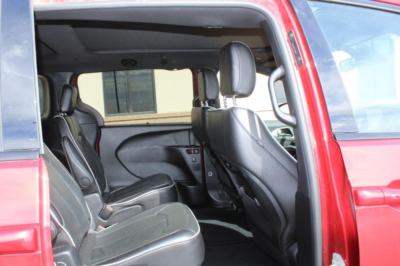 Chrysler Pacifica Vehicle Full-screen Gallery Image 09