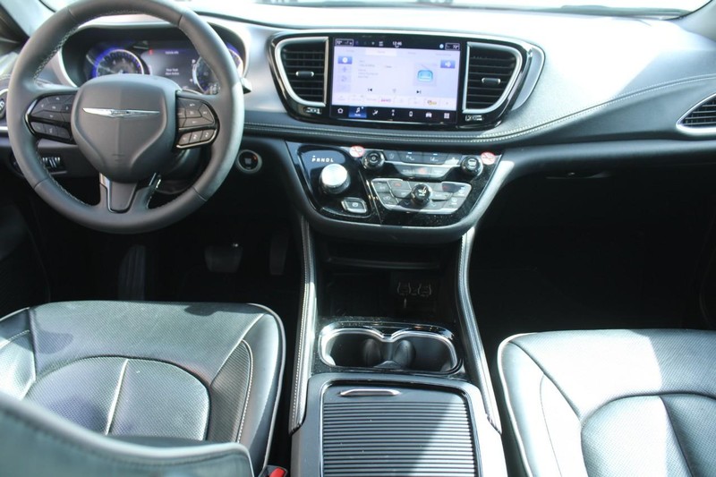 Chrysler Pacifica Vehicle Full-screen Gallery Image 10