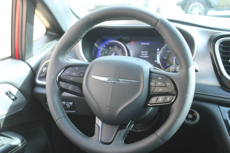 Chrysler Pacifica Vehicle Full-screen Gallery Image 11