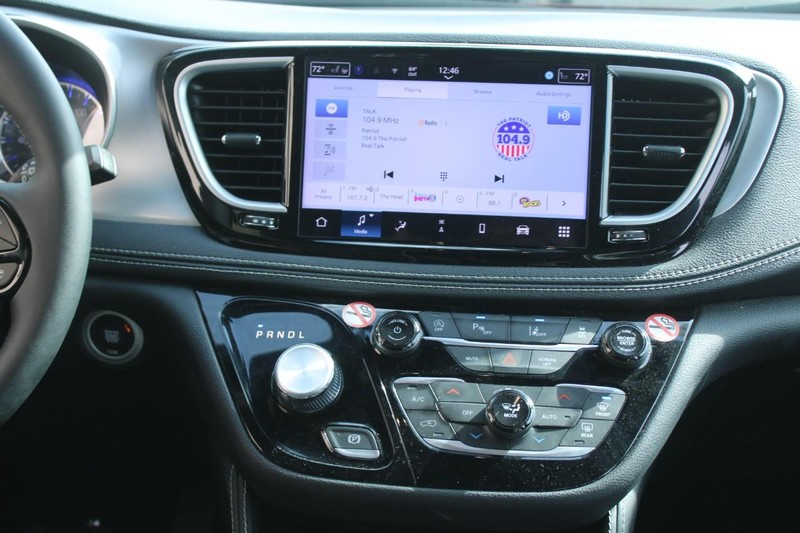 Chrysler Pacifica Vehicle Full-screen Gallery Image 12