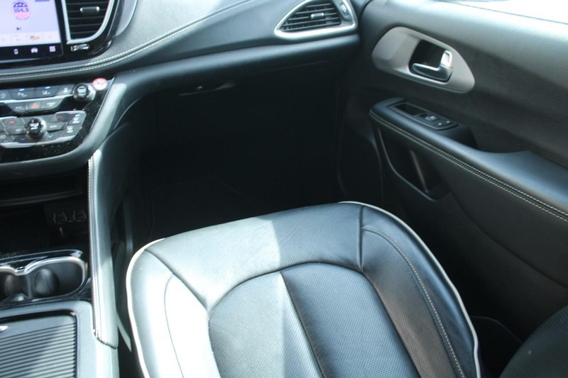 Chrysler Pacifica Vehicle Full-screen Gallery Image 13