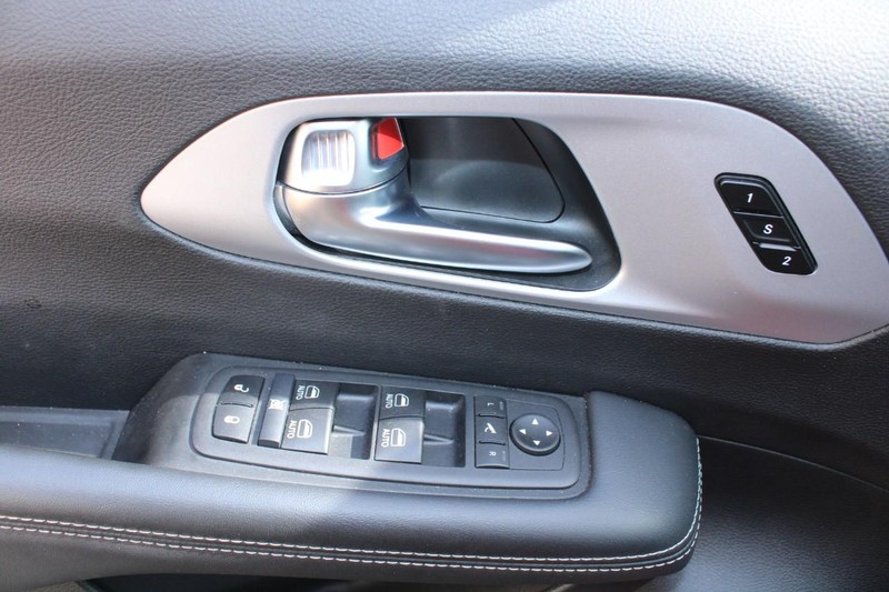 Chrysler Pacifica Vehicle Full-screen Gallery Image 14