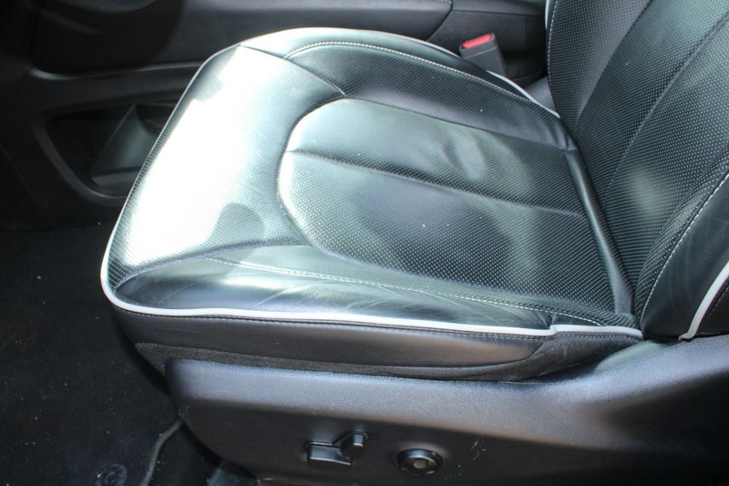 Chrysler Pacifica Vehicle Full-screen Gallery Image 15