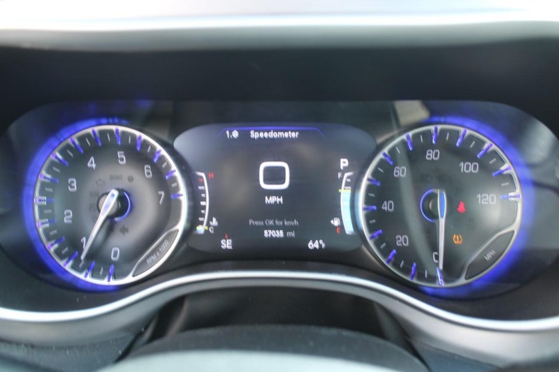 Chrysler Pacifica Vehicle Full-screen Gallery Image 17