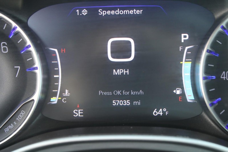 Chrysler Pacifica Vehicle Full-screen Gallery Image 18