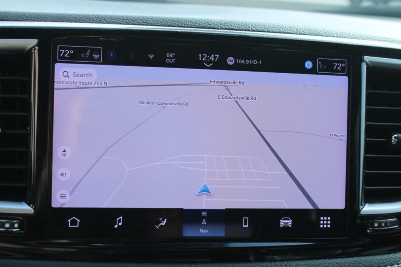 Chrysler Pacifica Vehicle Full-screen Gallery Image 19