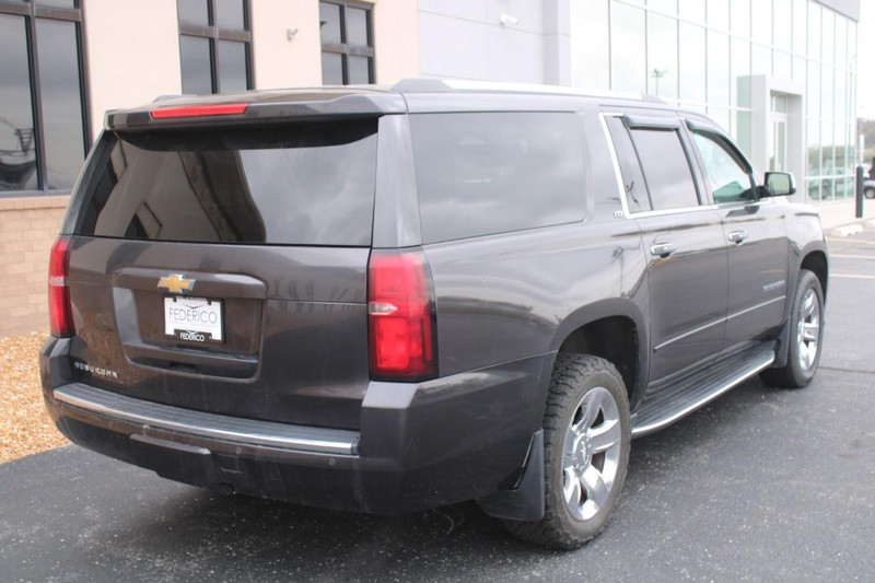 Chevrolet Suburban Vehicle Full-screen Gallery Image 03