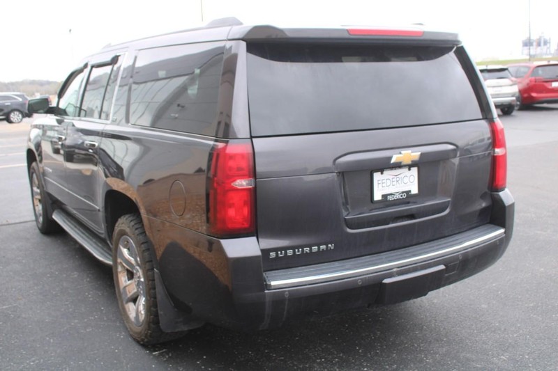 Chevrolet Suburban Vehicle Full-screen Gallery Image 05