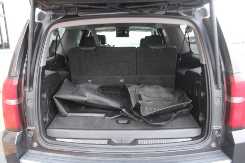 Chevrolet Suburban Vehicle Full-screen Gallery Image 06