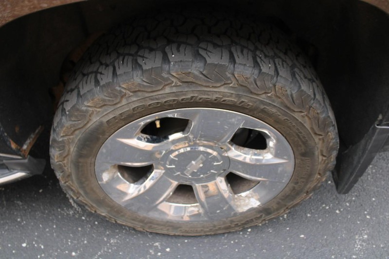 Chevrolet Suburban Vehicle Full-screen Gallery Image 07