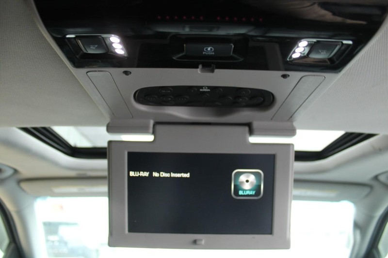 Chevrolet Suburban Vehicle Full-screen Gallery Image 10