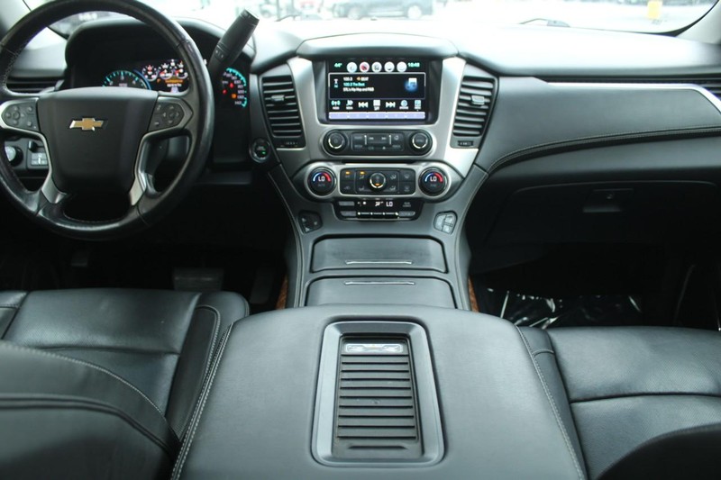 Chevrolet Suburban Vehicle Full-screen Gallery Image 11