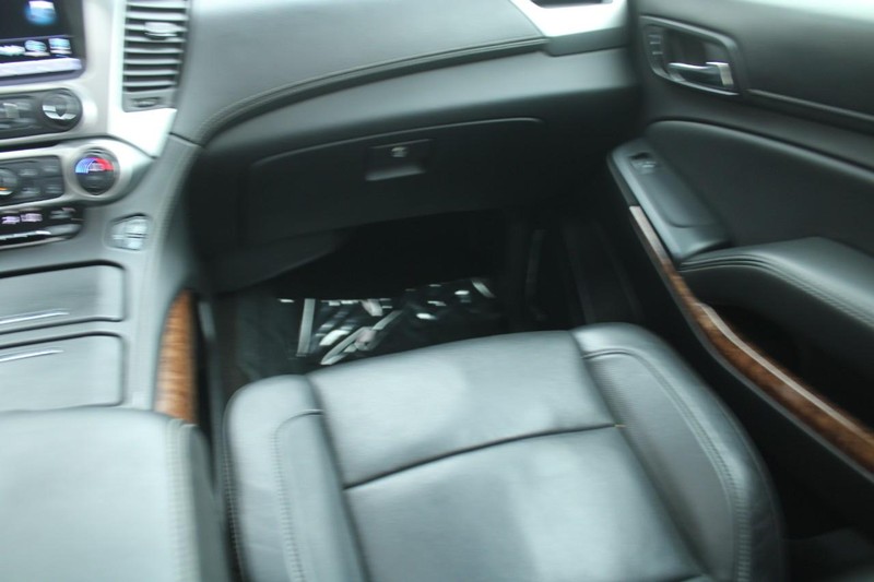 Chevrolet Suburban Vehicle Full-screen Gallery Image 14