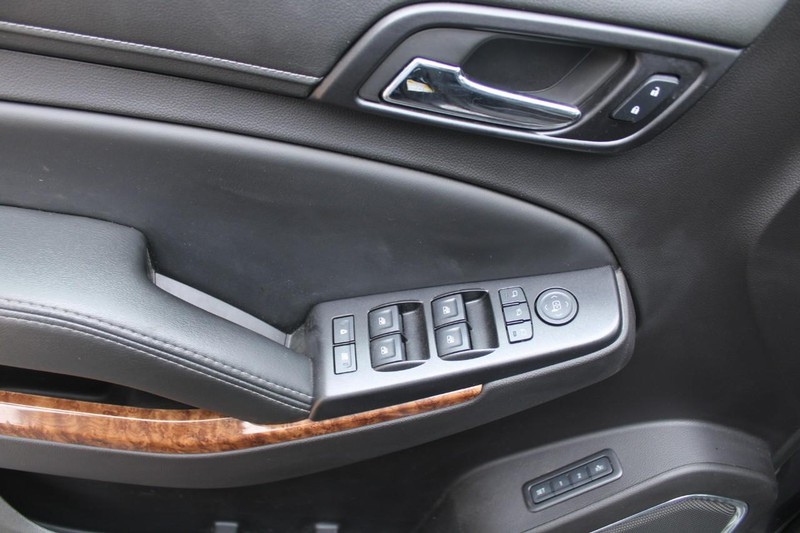 Chevrolet Suburban Vehicle Full-screen Gallery Image 15