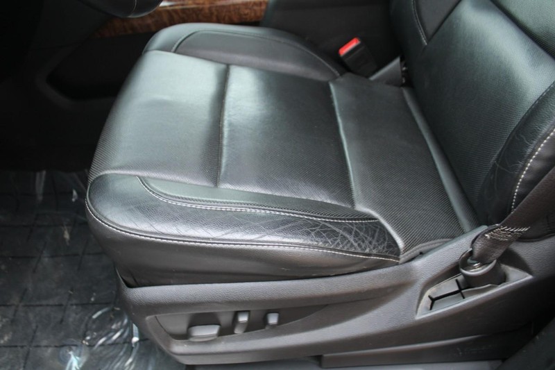 Chevrolet Suburban Vehicle Full-screen Gallery Image 16