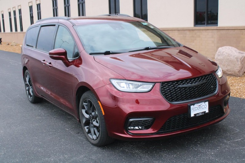 Chrysler Pacifica Vehicle Full-screen Gallery Image 02