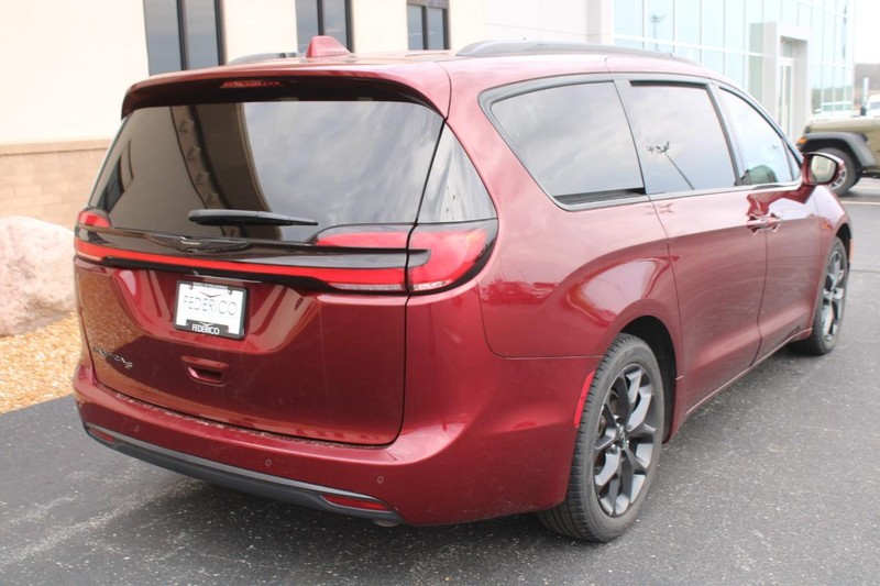 Chrysler Pacifica Vehicle Full-screen Gallery Image 03