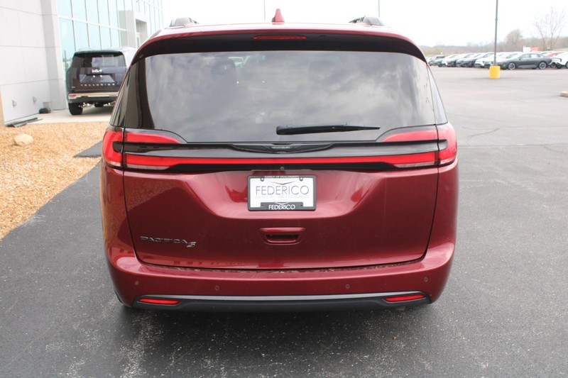 Chrysler Pacifica Vehicle Full-screen Gallery Image 04