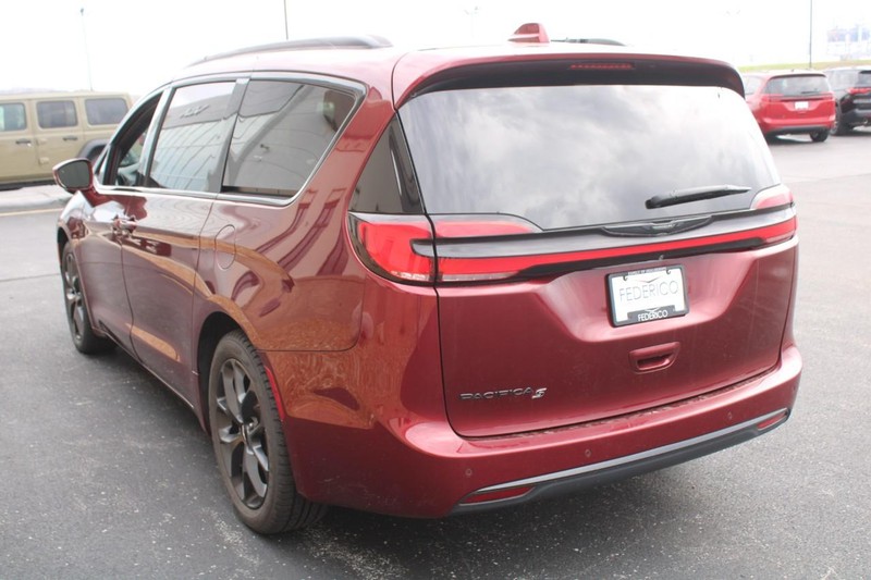 Chrysler Pacifica Vehicle Full-screen Gallery Image 05