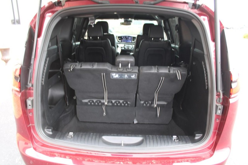 Chrysler Pacifica Vehicle Full-screen Gallery Image 06