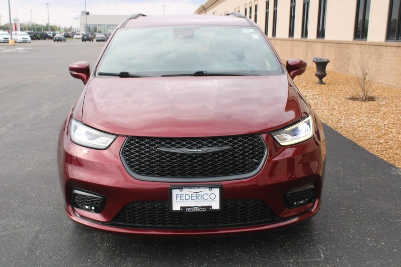 Chrysler Pacifica Vehicle Full-screen Gallery Image 08