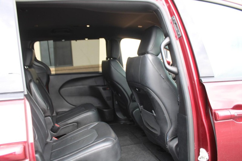 Chrysler Pacifica Vehicle Full-screen Gallery Image 09