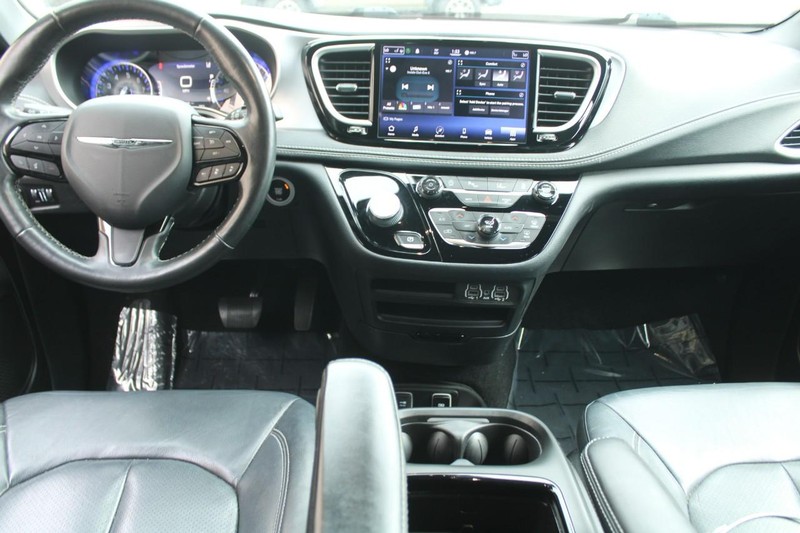 Chrysler Pacifica Vehicle Full-screen Gallery Image 10